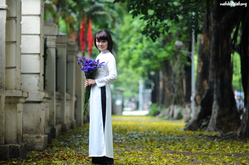 thieu-nu-ao-dai-trang.jpg