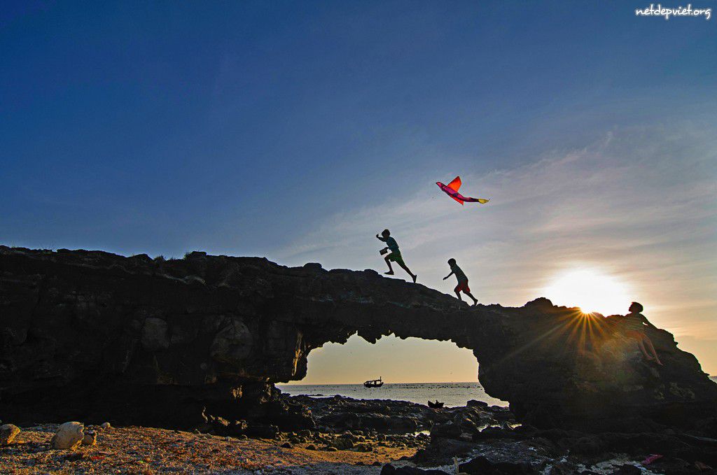 Childhood-dream-Kite-lyson-island-QuangNgai.jpg